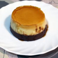 Flan de chocolate blanco y negro