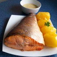 Salmón al horno con salsa de eneldo